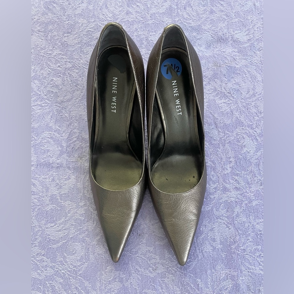 Nine West Metallic Taupe Leather Pump Size 7.5